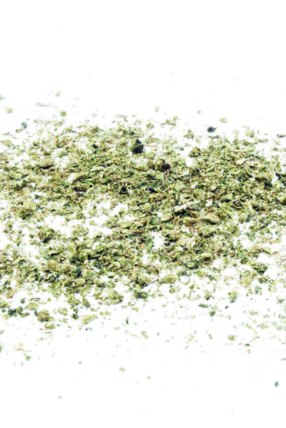 Close-up weergave van marihuana op witte achtergrond - Foto, afbeelding