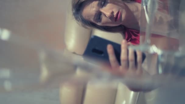 Una mujer llorando está esperando a alguien en casa en una mesa para una cita romántica para dos. comprueba el teléfono
 - Metraje, vídeo
