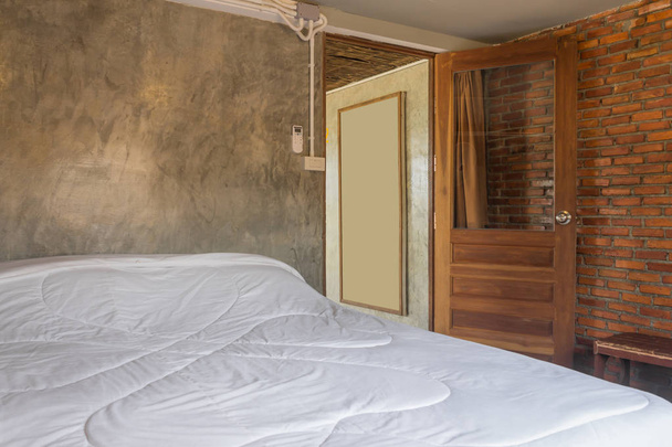 Letto bianco in camera da letto in Country Loft Interior Design Room
 - Foto, immagini