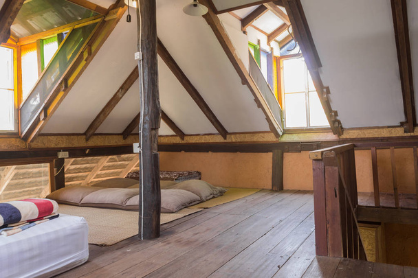 Fehér és barna ágy az ország hálószobájában Loft Interior Design R - Fotó, kép