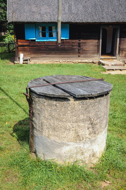 Vieux puits rural
 - Photo, image