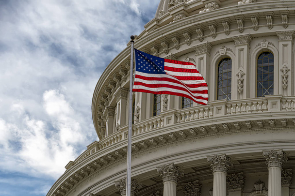 Washington DC Capitol a integetett zászló a háttérben ég - Fotó, kép
