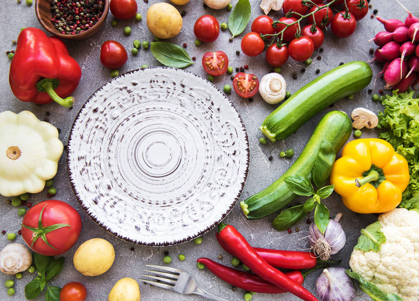 Assiette vide et légumes frais
 - Photo, image
