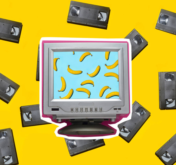 Στυλ ζίνη, καλλιτεχνικό σχέδιο. Δημιουργικό ρετρό κολάζ με τηλεόραση και κασέτα βίντεο σε κίτρινο φόντο - Φωτογραφία, εικόνα
