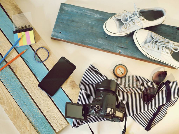 Πράγματα, παπούτσια, τηλέφωνο στο τραπέζι, πηγαίνοντας σε ένα ταξίδι, εποχιακές διακοπές - Φωτογραφία, εικόνα