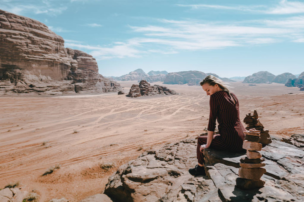 жінка спостерігає за ландшафтом пустелі Йордан (Азія). - Фото, зображення