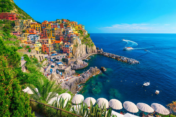 Manarola pueblo turístico con edificios de colores, Cinque Terre, Liguria, Italia
 - Foto, Imagen
