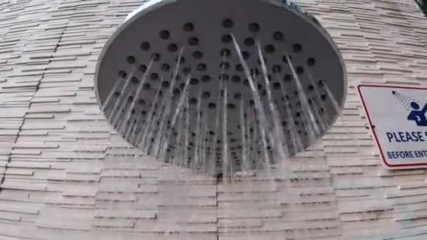 Handheld näkökulma kulma video ampui suihku sadesuihku pää
 - Materiaali, video