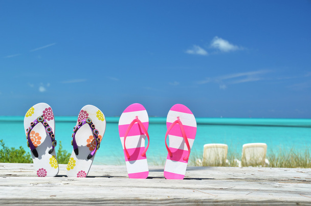 Dois pares de chinelos contra o Atlântico. Exuma, Bahamas
 - Foto, Imagem