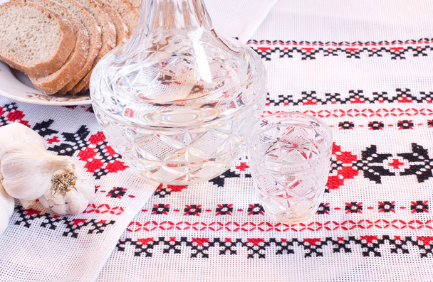 Vodka in decanter, bread and garlic - Фото, зображення