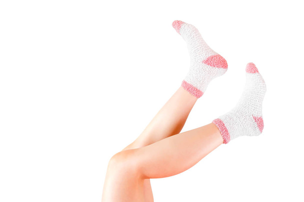 Nogi kobiety ze skarpetkami na białym tle. Noszenie skarpetek zimowych. (Ścieżka przycinająca ) - Zdjęcie, obraz