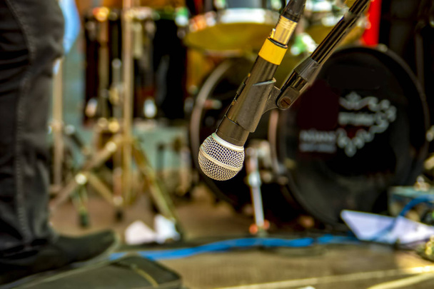 Close-up de microfone no palco na sala de audiência desfoque fundo
. - Foto, Imagem