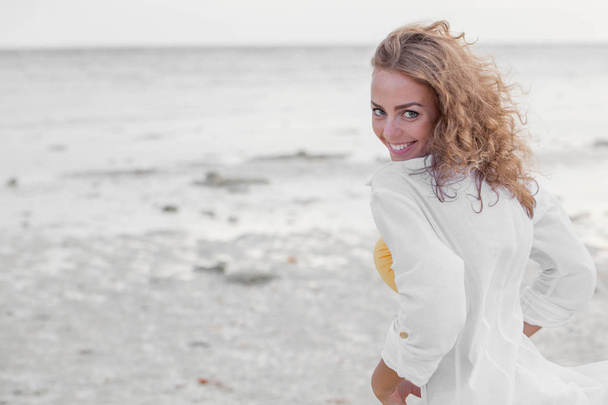 Žena v bílé košili na pláži - Fotografie, Obrázek