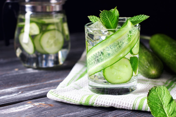 Infused cucumber drink with mint. Detox water. - Foto, afbeelding
