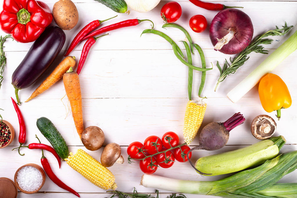 Comida saludable.Gran juego de verduras frescas sobre un fondo ingenioso
  . - Foto, Imagen