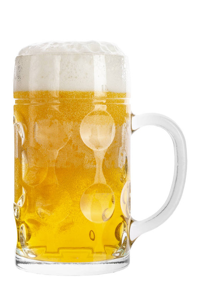 пиво в кружке с пеной и пузырьками изолированы на белом фоне
 . - Фото, изображение