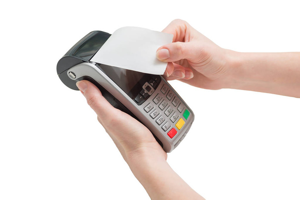 cartão de crédito pos terminal com recibo em mãos de mulher isolado em um fundo branco
 - Foto, Imagem