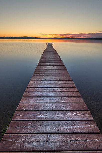 Oude houten pier op zonsondergang - Foto, afbeelding