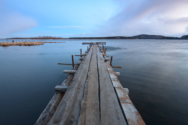 viejo muelle de madera en el lago - Foto, Imagen