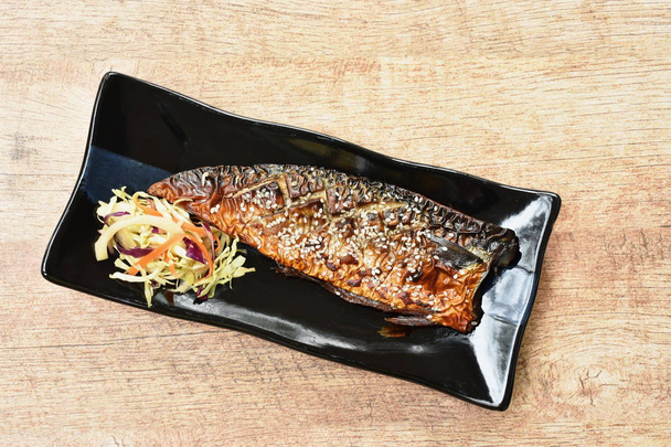  grillezett Saba hal vagy makréla édes fekete szójaszósszal, fehér szezámmaggal a tányéron - Fotó, kép