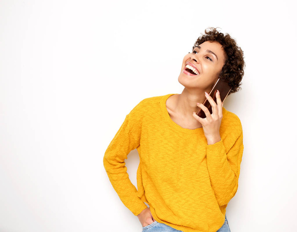 Retrato de la joven feliz hablando con el teléfono celular por el fondo blanco aislado
 - Foto, imagen
