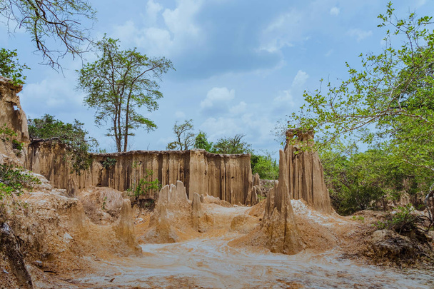 Hermoso paisaje de los flujos de agua a través del suelo tienen erosión y colapso del suelo en una capa natural
 - Foto, Imagen