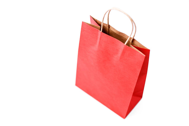 екологічно чисті картонні червоні сумки на білому ізольовані Ba
 - Фото, зображення