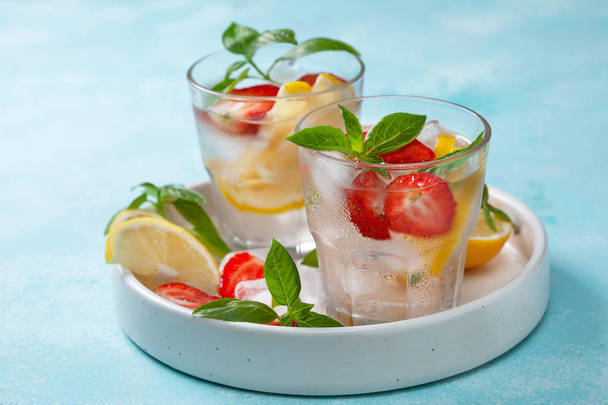 strawberry basil lemonade - Foto, imagen