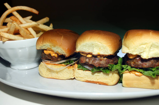 smaczne hamburgery z frytkami na drewnianym stole - Zdjęcie, obraz