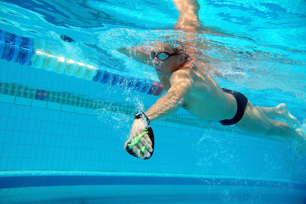 nadador en la piscina - Foto, Imagen