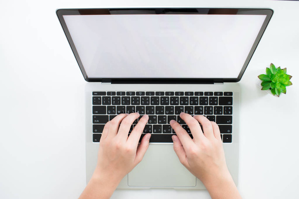 Le scrivanie moderne hanno le mani di donne che usano un computer portatile. Per
 - Foto, immagini