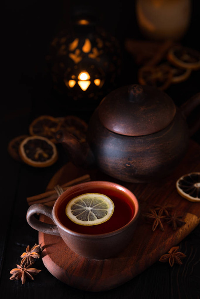 bir kil fincan siyah çay ile rustik natürmort - Fotoğraf, Görsel