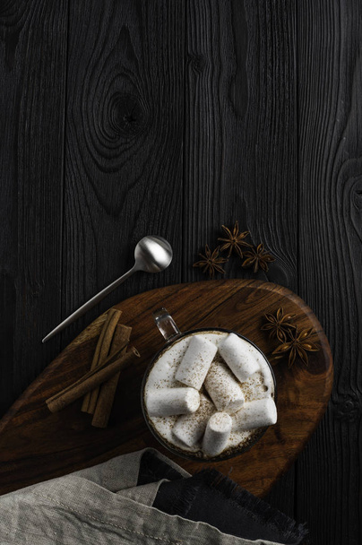 tarçın ve anason ile süt ve marshmallow ile kahve - Fotoğraf, Görsel