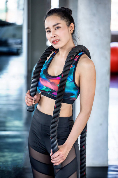 retrato de hermosa atlética mujer asiática posando con batalla r
 - Foto, Imagen