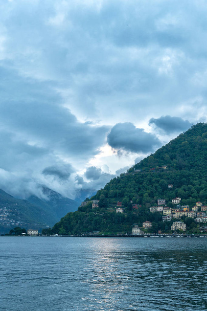 Brunate vista montagna dal lago di Como
. - Foto, immagini