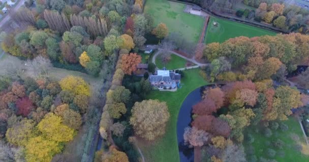 Parkta renkli sonbahar ağaçlarının havadan görünümü, Dordrecht, Hollanda - Video, Çekim