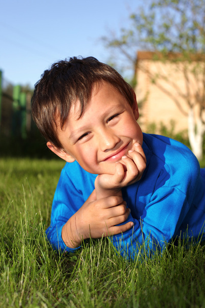 kleine jongen in groene gras - Foto, afbeelding