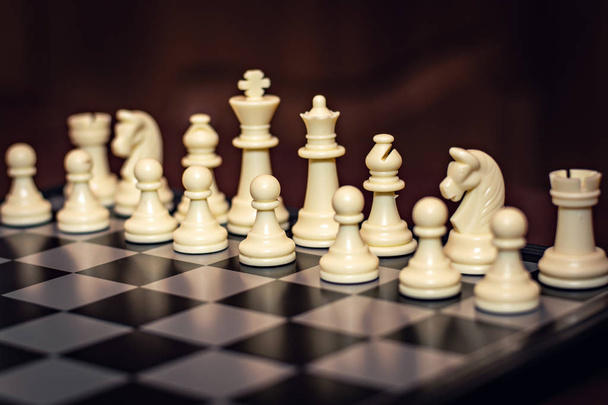 Equipo de ajedrez en una tabla de madera
 - Foto, Imagen