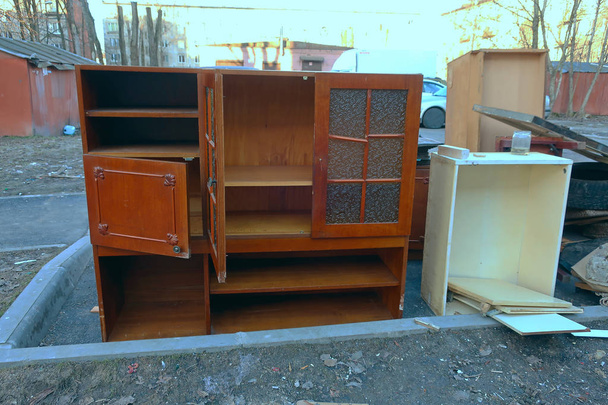 alte Möbel auf der Straße beim Putzen in den Müll geworfen. - Foto, Bild