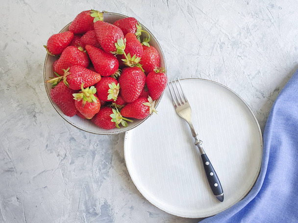 fraises fraîches dans une assiette sur fond de béton gris
 - Photo, image