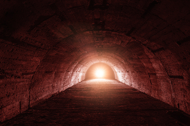 最後に赤い光、スリラーやホラー雰囲気の概念を持つ地下トンネルや廊下 - 写真・画像