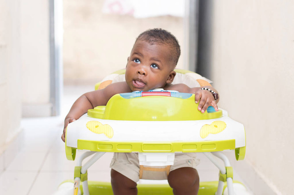 Ευτυχισμένο νήπιο μωρό που κάθεται στο καροτσάκι - Φωτογραφία, εικόνα