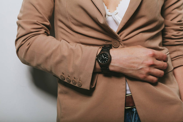 Девушка в куртке с часами на руке
 - Фото, изображение