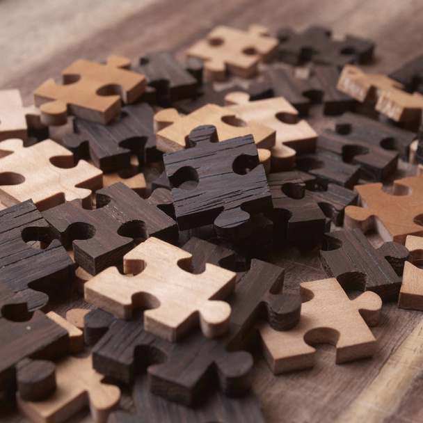 Puzzleteile auf Holzgrund  - Foto, Bild