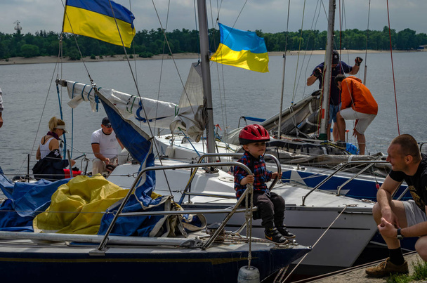 Kijów, Ukraina 25 maja 2019 regaty żeglarskie w dniu Kijowa. - Zdjęcie, obraz
