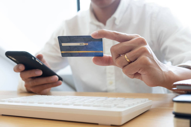 Mit Kreditkarte online bezahlen, Smartphone für Online-Zahlungen verwenden - Foto, Bild