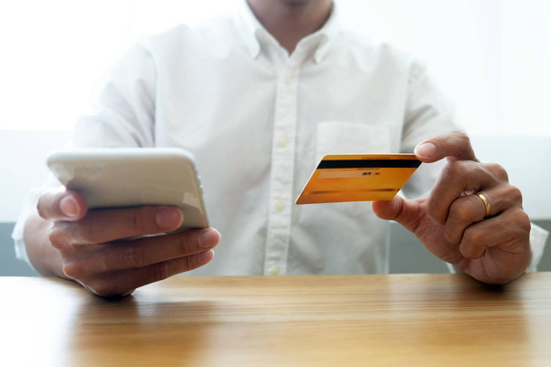 Käyttämällä luottokorttia maksaa verkossa, käytä älypuhelinta verkossa s
 - Valokuva, kuva