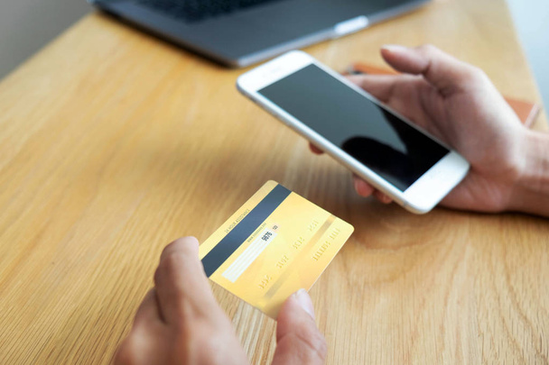 クレジットカードを使用してオンラインで支払う場合は、スマートフォンをオンラインで使用する - 写真・画像