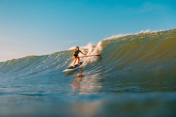 12. dubna 2019. Bali, Indonésie. Stoupni si surferův výlet na oceánskou vlnu. Vstát a surfovat po vlnách na Bali - Fotografie, Obrázek