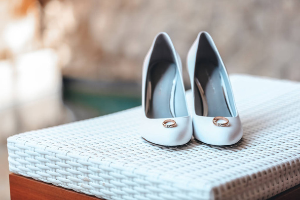 Esküvői magas sarkú cipők a háttérben - Fotó, kép